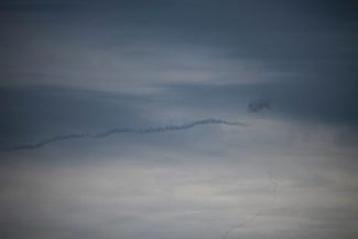 Ракета сбивает беспилотник в небе над Бахмутом