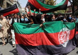 На улицы афганских городов с флагами Исламской республики Афганистан в день независимости вышли демонстранты. Во главе многих демонстраций были женщины. В ряде случаев талибы жестко разогнали эти акции протеста с применением огнестрельного оружия и человеческими жертвами. Кабул, 19 августа 2021 года