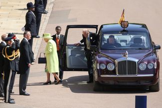 Королева Елизавета II и ее муж принц Филипп прибывают в Виндзорский замок, где состоялась церемония бракосочетания принца Гарри и Меган Маркл