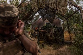 Бойцы ВСУ ведут огонь по российским позициям под Бахмутом