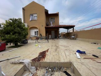 Двор дома в израильском городе Нетивот после вторжения террористов ХАМАС