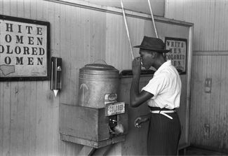 Питьевой фонтанчик для «цветных» в Оклахоме, 1939 год