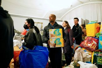 Люди сдают пожертвования для украинских беженцев в Лондоне. 27 февраля 2022 года