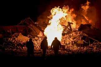 Украинские пожарные у горящего депо грузовой железнодорожной станции в Харькове