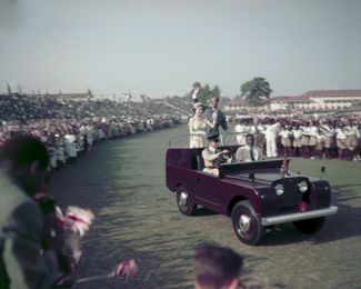Елизавета II и ее супруг в ноябре 1953 — мае 1954 года совершили первое большое международное турне. За шесть месяцев королева и герцог Эдинбургский проделали путь в 64 тысячи километров, посетив государства Британского Содружества и ряд других стран. Этот и все последующие зарубежные визиты королевы вызывали огромный интерес не только в странах, которые она посещала, но и во всем мире. На фото: принц Филипп и Елизавета II в Нигерии в 1956 году