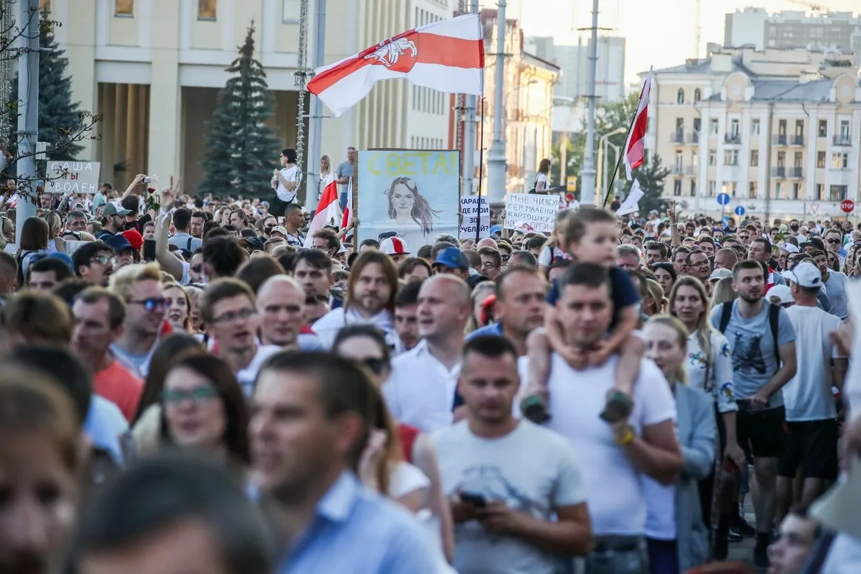 Это ад и концлагерь В Минске рабочие встретились с Лукашенко, а к  изоляторам пришли тысячи протестующих — но задержанных не отпустили.  Репортаж «Медузы» — Meduza