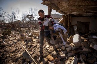 Мужчина выносит вещи из разрушенного дома, Житомир