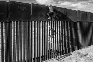Мигранты пытаются перебраться через границу Мексики и США в Сьюдад-Хуаресе. 1 апреля 2021 года