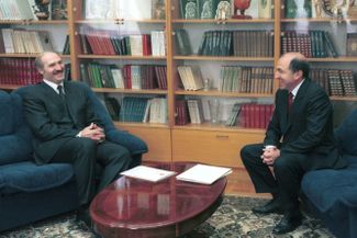 Президент Беларуси Александр Лукашенко и Борис Березовский, тогда занимавший должность исполнительного секретаря СНГ, на встрече в Минске. 8 мая 1998 года