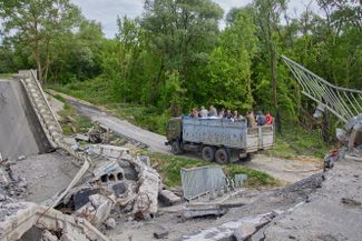 Разрушенный мост в Харькове. Российские войска отступили от него в середине мая после безуспешных попыток взять город, но сейчас обстрелы возобновились.