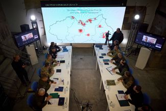 Komando Angkatan Bersenjata Ukraina sedang mempersiapkan laporan selama kunjungan Volodymyr Zelensky ke wilayah Kharkiv