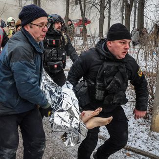 Эвакуация жителя Харькова из жилого дома, в который попали ракеты