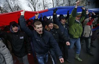 Пророссийские демонстранты с большим флагом России в руках, Симферополь, 27 февраля 2014 года