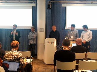 Эммануэль Можне (в центре) и его коллеги на презентации исследовательского центра Google