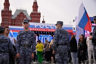 Бойцы Росгвардии на Красной площади во время митинга-концерта