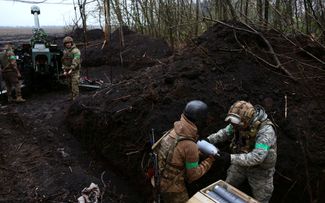 Позиции украинских артиллеристов под Бахмутом