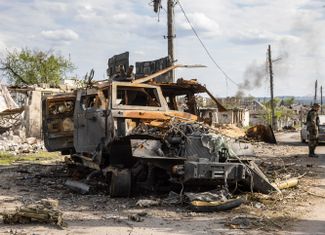 Поврежденный автомобиль в Рубежном. По данным ВСУ, 2 мая «основные усилия противника сосредоточены на взятии города под полный контроль».