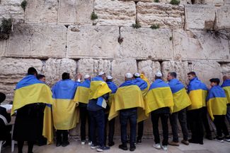 Люди у Стены Плача — самого священного для иудаизма места молитвы в Старом городе Иерусалима, 2 марта 2022 года