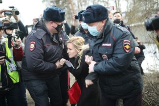 Полицейские задерживают Анастасию Васильеву