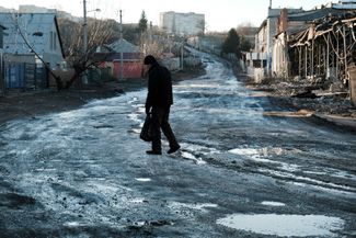 Мужчина на одной из улиц Купянска