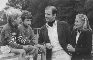 Джилл Байден с Джо Байденом и его сыновьями Бо (слева) и Хантером (справа).