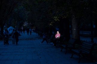 Женщина на Приморском бульваре в Одессе, который недавно вновь открыли для пешеходов. Он был закрыт с начала полномасштабного вторжения России в Украину