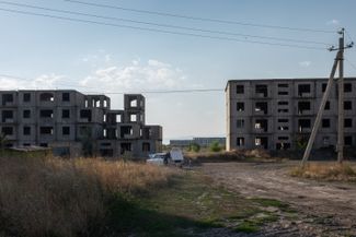Недостроенные дома вдоль Мармашенского шоссе в Гюмри, август 2018 года