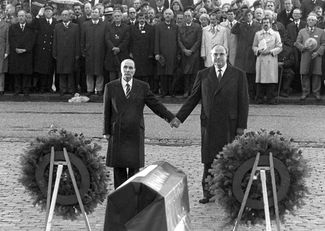 С президентом Франции Франсуа Миттераном возле памятника погибшим в битве при Вердене — крупнейшем сражении Первой мировой войны, в котором Франция противостояла Германии. Сентябрь 1984 года