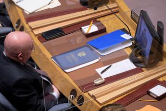 Постоянный представитель России при ООН Василий Небензя смотрит выступление президента Украины Владимира Зеленского в Совбезе ООН. 5 апреля 2022 года