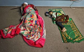 Палестинцы спят в школе, принадлежащей ООН, в городе Газа — после бегства из своих домов в городе Бейт-Лахия. 13 мая 2021 года