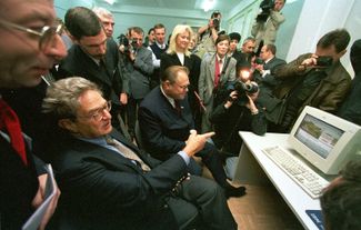 Джордж Сорос в интернет-центре Калининградского университета. 13 октября 1999 года