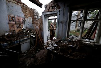 51-летняя Инна в своем доме, разрушенном во время боев за город. 