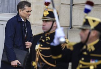 Еще в декабре 2019 года Владислав Сурков активно участвовал в мероприятиях «нормандского формата» и сопровождал президента Владимира Путина в Париже<br>