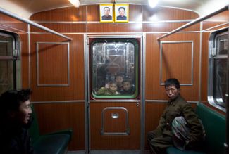 Метро в Пхеньяне. 10 марта 2010 года. Долгое время туристов пускали лишь на несколько станций метро, построенного в 1970–1980-е годы. Ограничения для иностранцев на посещение метрополитена были сняты лишь в 2014 году.