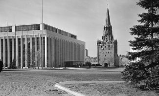 Кремлевский Дворец съездов и Троицкая башня Московского Кремля, 1 июня 1959 года 