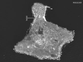 Спутниковый снимок острова Змеиный в Черном море после обстрела силами ВСУ. В северной части острова видны следы пожара, в южной — разрушенная башня и сгоревшая растительность. Сейчас на Змеином находятся позиции российских войск и установлены системы ПВО