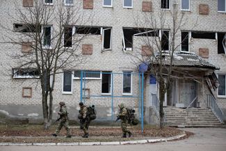 Российские военнослужащие идут по улице Кременной