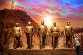 Китайские революционеры Жэнь Биши, Чжоу Эньлай, Мао Цзэдун, Чжу Дэ и Лю Шаоци. Их статуи установлены в новом музее Коммунистической партии Китая. 25 июня 2021 года