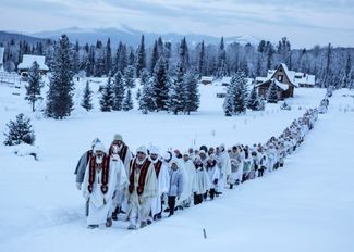 Последователи секты Виссариона во время рождественского паломничества. Красноярский край, 2015 год