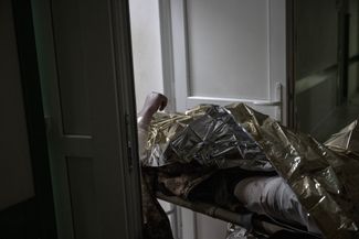 Раненый боец ВСУ на носилках в госпитале Донецкой области