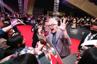 Джеймс Ганн общается с фанатами на премьере фильма «Стражи Галактики 3» в Сеуле, Южная Корея