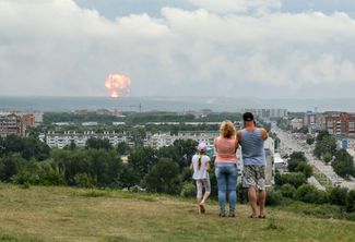 Locals in Achinsk, in Russia’s Krasnoyarsk region, watch as a stockpile of military ammunition <a href="https://meduza.io/video/2019/08/06/v-krasnoyarskom-krae-vzorvalis-snaryady-v-voennoy-chasti-odin-chelovek-pogib-16-tysyach-zhiteley-evakuirovany" target="_blank">explodes</a> near the town of Kamenka. August 5, 2019.