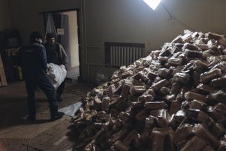 Волонтеры собирают хлеб для мирных жителей Бахмута