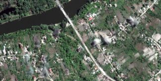 Дым от взрывов артиллерийских снарядов у села Богородичное