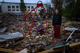 15-летняя Таисия Ковалева стоит среди обломков детской площадки перед своим домом в Николаеве, в который попала российская ракета. «В этом дворе я провела все свое детство. Я качалась на этих качелях, которые все выдержали», — рассказала Таисия