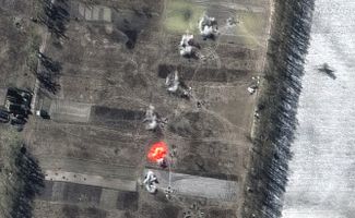 Спутниковый снимок, на котором видны стреляющие в юго-восточном направлении гаубицы у Гостомеля под Киевом