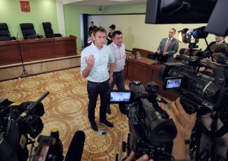 Алексей Навальный и Петр Офицеров в суде в Кирове во время апелляции на первый приговор по делу «Кировлеса», 16 октября 2013 года