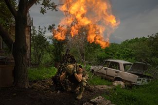 Украинский военнослужащий ведет огонь из миномета по российским позициям. 28 мая 2023 года
