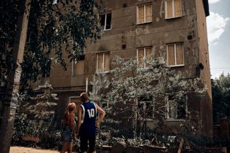Жители Краматорска осматривают дом, пострадавший в результате обстрела