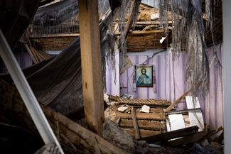 Икона в разрушенной российским обстрелом церкви